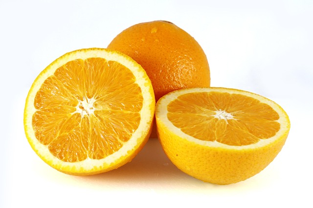 A narancs illóolaj – különösen az édesnarancs – friss, citrusos, enyhén édes illatával szinte azonnal javítja a hangulatot.