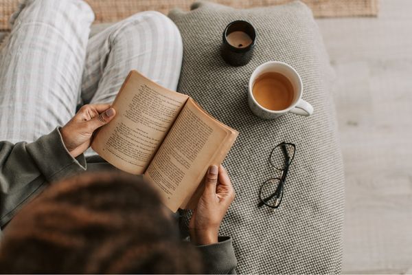 white tea olavás az otthon nyugalmában